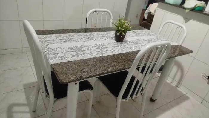 Mesa com 5 cadeiras