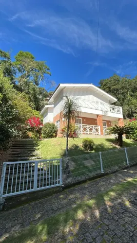 CASA EM CONDOMÍNIO NO CENTRO DE DOMINGOS MARTINS/ES