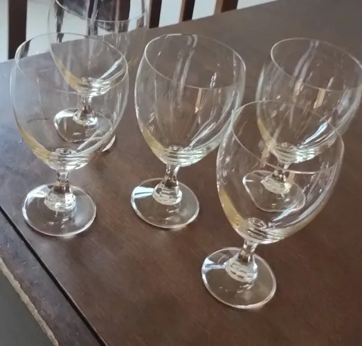 Vendo cinco taças grandes de cristal novas