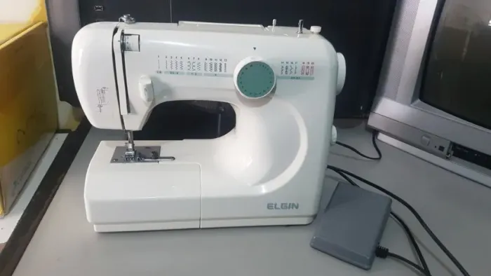  MÁQUINA DE COSTURA ELGIN JX400 ELÉTRICA  SEMI NOVA