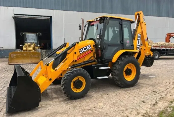 Retroescavadeira JCB 3CX 18/18 - Parcele aqui!