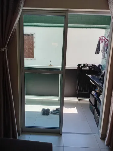 ESQUADRIA DE  SACADA NA COR BRANCO MEDINDO 2X12 DE ALTURA POR 1X47 DE ALTURA VIDRO VERDE 