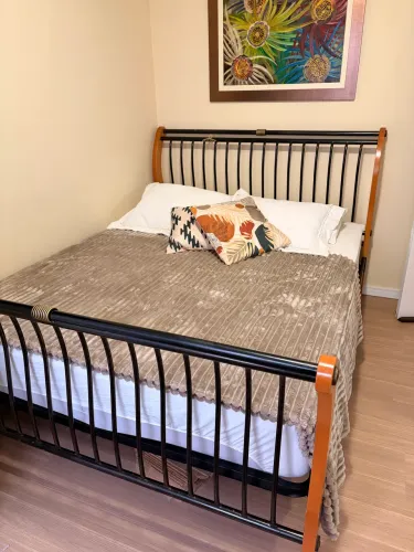 Cama de ferro e madeira maciça