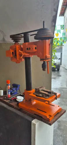 Furadeira de bancada industrial