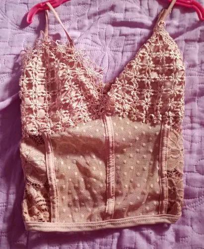 Top Feminino Elegante em Renda Nude