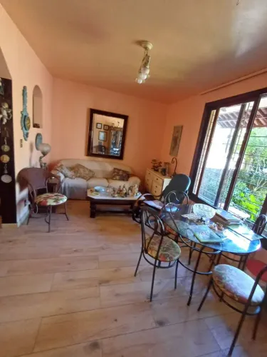 Casa com sacadas, dois pisos, frente leste com amplo terreno e garagem 2 carros