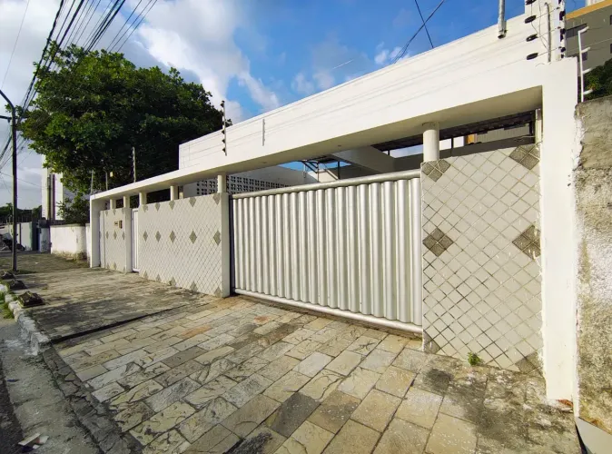 ALUGA-SE excelente casa medindo 250m2 com 4 quartos Bairro dos Estados - João Pessoa - PB