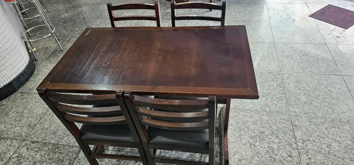 Mesa e cadeira