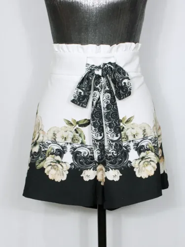 Short social alfaiataria feminino clochad floral preto e branco Lança Perfume - Ref. 6168