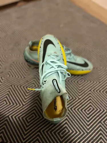 CHUTEIRA NIKE PHANTOM GT | TRAVA DE ALUMÍNIO | TAM: 40.5 