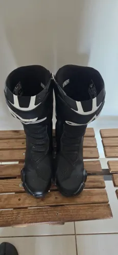 Vende-se bota alpinistar nova
