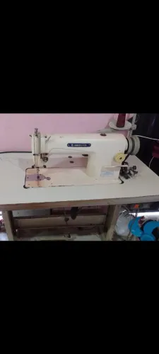 Vendo máquina reta lamax funciona perfeitamente valor 800 aceito cartão