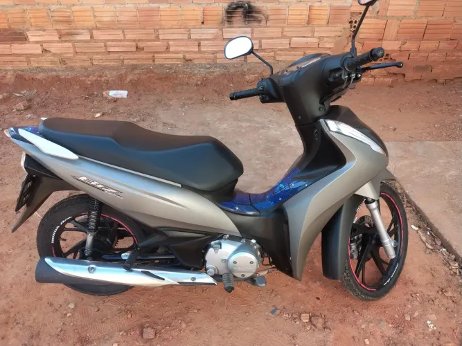 Vendo moto Biz muito bem conservada