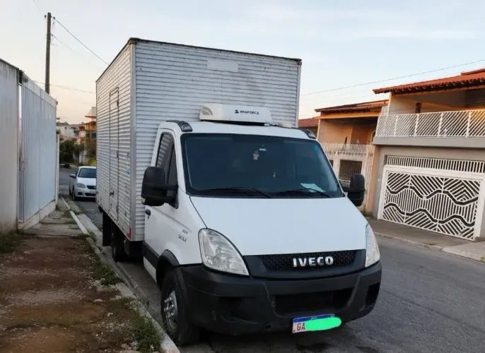 Passo a dívida ,Iveco Daily 35s14 Baú plataforma 2015
