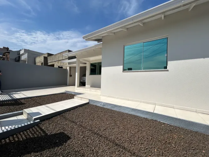 Casa suíte + dois para venda no bairro Paraíso!