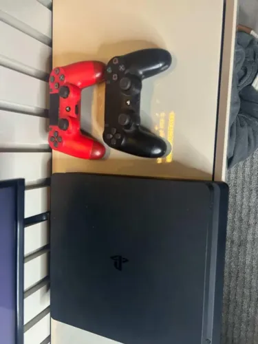 Vendo ps4 500gb 2 controles