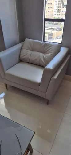 Vende-se poltrona clássica semi nova para sala