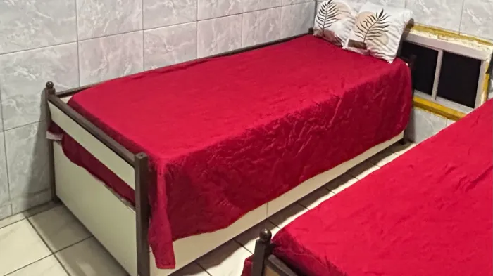 Vendo Cama de Solteiro em Madeira com Gavetas