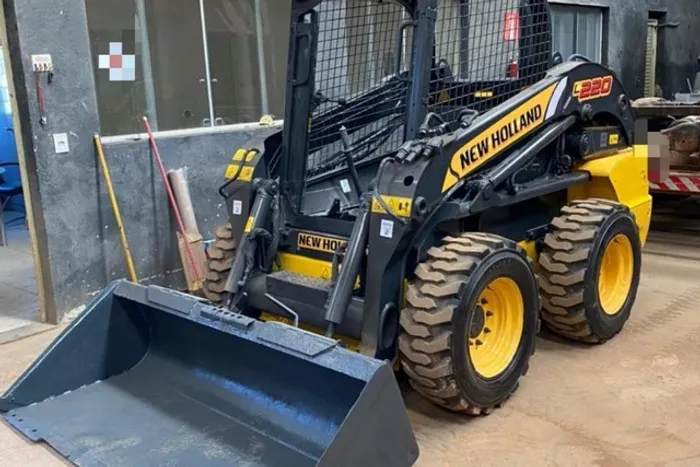MIni Escavadeira New Holland L220 2011 R$ 96.000,00