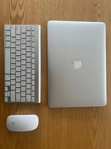 MacBook 13pol com Magic Mouse e Teclado Apple