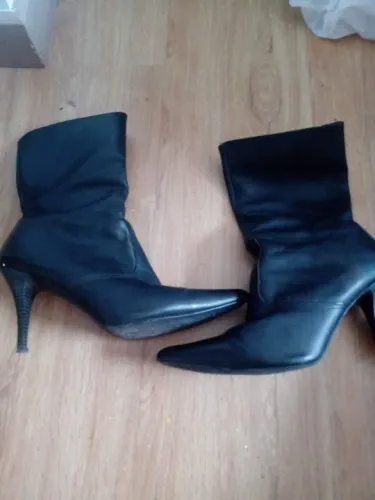 Bota feminina tamanho 36 as duas por 99 reais