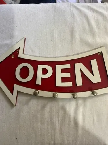placa decorativa com relevo seta vermelha e branca open