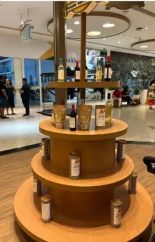 Estante para emporio Circular em madeira. Ótima para expor vinhos