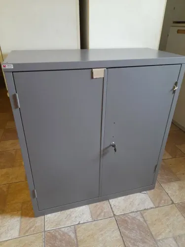 Armário de metal com duas portas