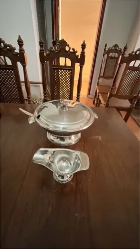 Sopeira antiga em inox e porta molho