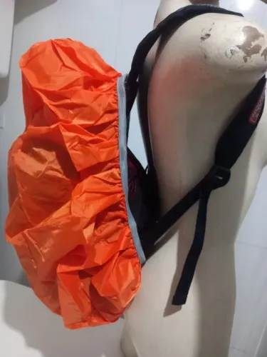 Capa de chuva para mochila - Impermeável e importada apenas e laranja