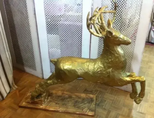 Rena  em papel mache com movimento mecânico de vai e vem