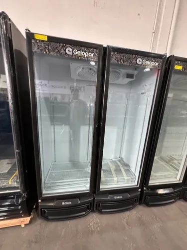 Expositor cervejeira 2 portas 950 litros Gelopar