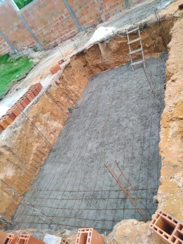 Construção de piscina de vinil e azulejo