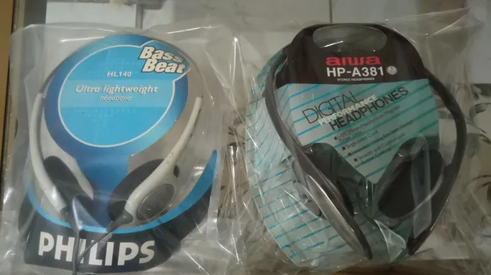 Fones de ouvido, Philips e Aiwa.