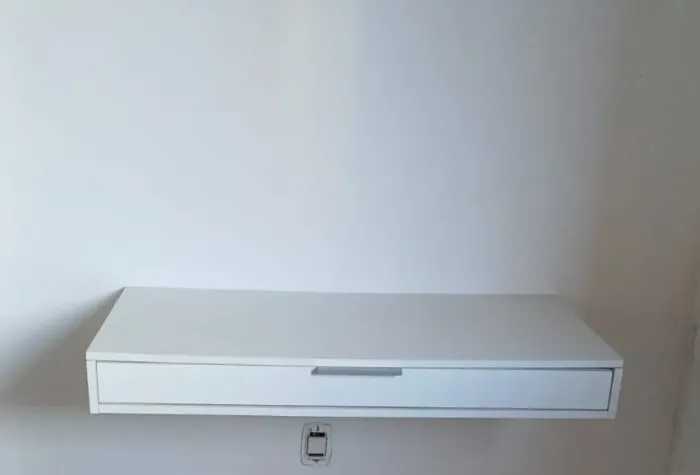 Vendo escrivaninha de 1 gaveta de cor branca. Não fazemos entrega.