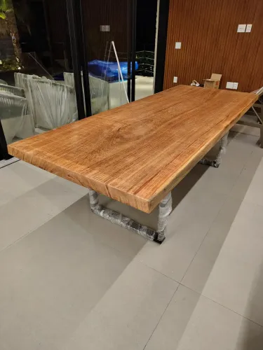 Mesa de Jantar de Madeira Maciça sob encomenda. 