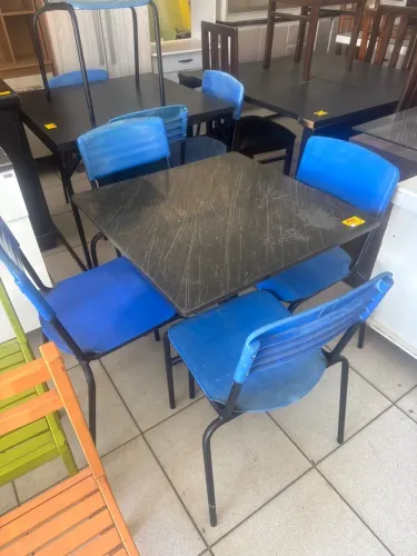 Mesa de jantar em madeira com 4 cadeiras