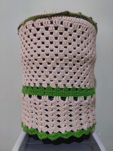 Vendo esta capa de crochê para bebedouro. Por 85 reais. Nova.