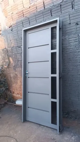 PORTA DE FERRO COM VAZÃO PARA VIDRO 