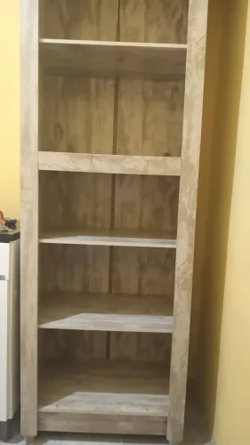 Estante de madeira com design moderno