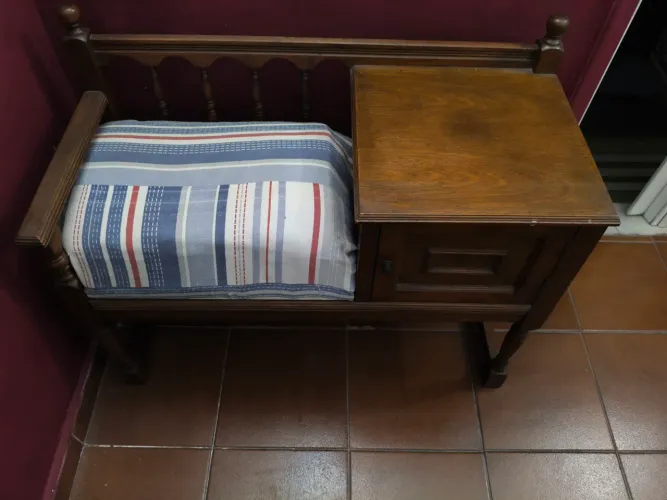 Mesa antiga de telefone 