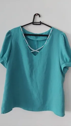 Blusa feminina azul turquesa com detalhe no decote