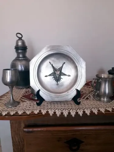 Prato Estanho Com Placa Baphomet 18cm Bode Maçonaria