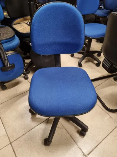 Cadeira Com Rodinhas e Regulagem de Altura Azul em Perfeito Estado 