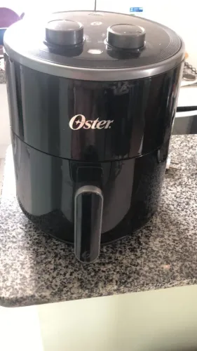 Air Fryer Oster - modelo OFRT 400 - 4 Litros - preto, 1500 W (um ano de uso)