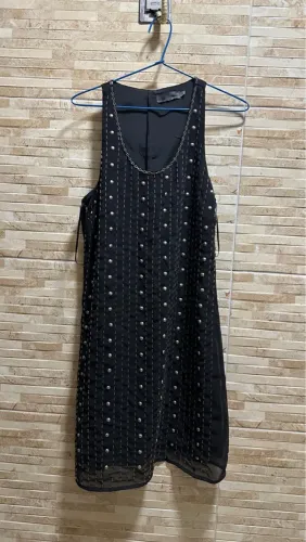 vestido preto com pedraria curto