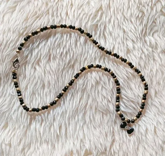 Colar de miçangas preto e dourado