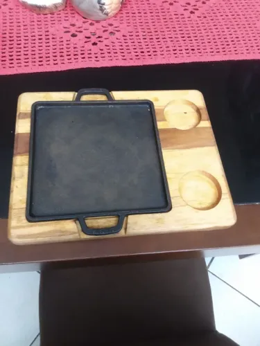 Tábua com chapa ferro para carne pronta