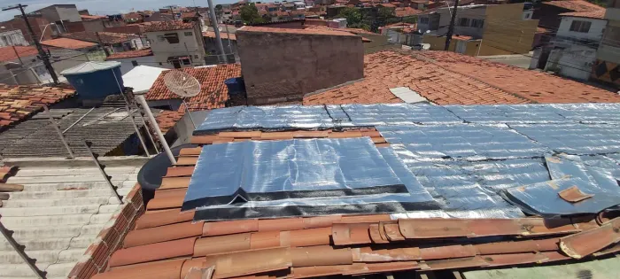 Aplicação de manta e retelhamento