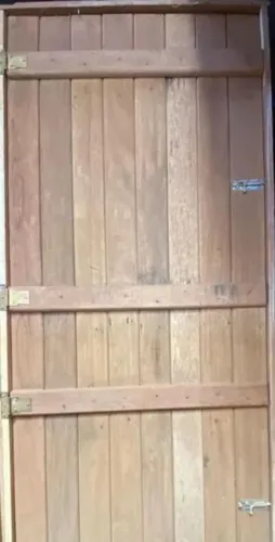 Porta de madeira fixa